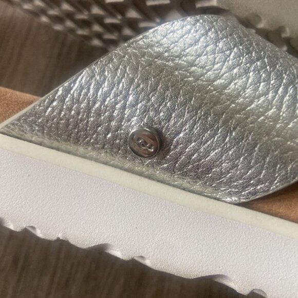 UGG Kari Metallic Sandal - Picture 4 of 9